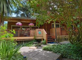 Woods Waves: Luxury Coast Cabin King Beds Pets, hotel v destinaci Tillamook