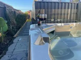 Seaside Retreat on Park - Walk to Beach - Luxury - Jacuzzi