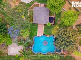 StayVista at Maple Farms with Pool, BBQ & Bonfire、Sohnaのホテル