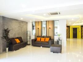 The Circle Hotel, ξενοδοχείο σε Ban Bu Lamduan