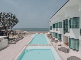 Rattana Pura Beach Resort, hotel con bañera de hidromasaje en Ban Mu Dut