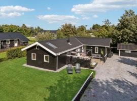 5 Bedroom Nice Home In Hadsund, hotel a Hadsund