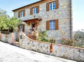 Cozy Home In Massarosa With Kitchen
