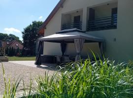 Pokoje gościnne Słoneczny Klon Dąbr&oacute;wno, venkovsk&yacute; dům v destinaci Dąbr&oacute;wno