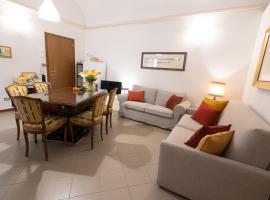 Ca' Spadoni, centro storico, piano terra, ingresso indipendente, teatro, parcheggio,, hotel en Imola