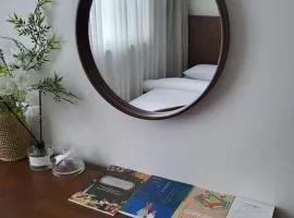 SeoulhouseJamsil,풀옵션,신규오픈,3룸,2화장실,넓은거실,4인쇼파,8인식탁,잠실,롯데월드,롯데타워,코엑스비즈니스,KSPO DOME,종합운동장,아산병원,삼성병원,강남성형외과