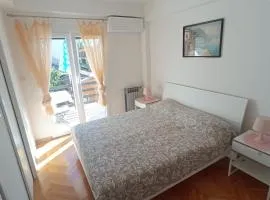 Room with Terrace, Just 3 Mins from the Beach