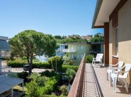 M153 - Marcelli, nuovo trilocale con terrazzo, hotel em Marcelli