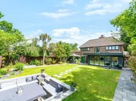 Gatsby Villa with large garden and fancy hot tub