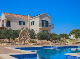 Villa Luisa für bis zu 8 Personen mit Pool, Klima, Grill, Tischtennis, Boccia, hotel en Pučišća