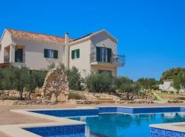 Villa Luisa für bis zu 8 Personen mit Pool, Klima, Grill, Tischtennis, Boccia