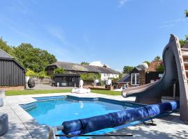 Barn Oasis heated pool Hot Tub, Bar games stay, hotel a Deal