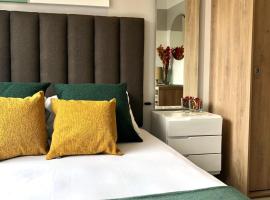 Apartamento con piscina climatizada, excelente ubicación, luz natural, acogedor y con estilo, hotel with pools in Bogotá