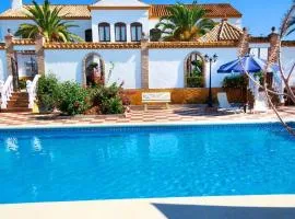 Schönes Ferienhaus mit Sonnenterasse und Pool