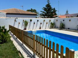 Fantástico chalet con piscina 2 km de la barrosa, отель в городе Чиклана-де-ла-Фронтера