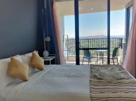 Lake Views Balcony in Spacious 1 Bed Unit - Hosted by CanStay