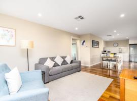 Comfy and Modern House with Outdoor Dining and WiFi - Hosted by CanStay, biệt thự ở Kingston