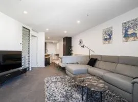 Park Avenue Apt in the Heart of the City