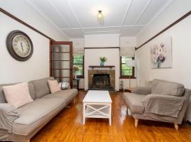 Beautifully Renovated Inner North Residence - Hosted by CanStay, Hotel in Canberra