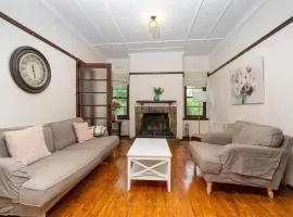Beautifully Renovated Inner North Residence - Hosted by CanStay