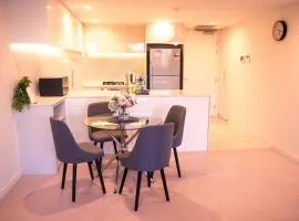 Homely Modern Apt between the Lake and City - Hosted by CanStay