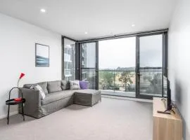 Stylish Phillip apartment with gym and pool - Hosted by CanStay