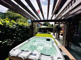 The Swiss Paradise 2 Apartment with Garden, Whirlpool, and Mountain Panorama, ξενοδοχείο σε Wirzweli