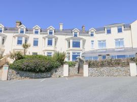 Bethan Apartment, hotel with pools in Trearddur