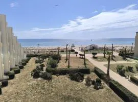 Appartement Entièrement Rénové en Bord de Mer avec Vue Imprenable et Parking Privé