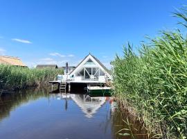 Seehütte Neusiedlersee - Strandhaus, Elektroboot inklusive, hotel v destinaci Rust