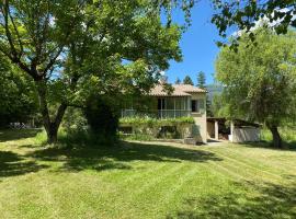 Magnifique maison dans un écrin de verdure - Idéal séjour en famille ou amis โรงแรมในLachau