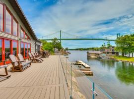 Hot Tub and Dock Waterfront Wellesley Island Home!, hotel v destinaci Moore Landing