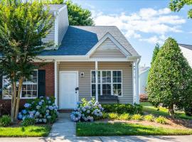 Modern Luxury Home Towel Warmers, Wi-Fi, Coffee，位于格林斯伯勒的酒店