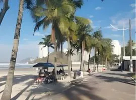 Praia Enseada - Apto 03 Quartos - 02 Vagas na Garagem - Com Elevador - 550M da Areia