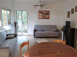 casa con bosco e vista mare, ξενοδοχείο σε Montescudaio