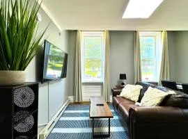 The Grayson at Park Place- cozy and fully updated with King bed free coffee and fast WIFI