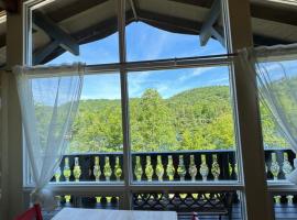 Chalet Alpin Suisse Au Bord Du Lac, hotel v destinaci Morin Heights