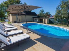 Beautiful Home In Donji Andrijevci, hotel s baz&eacute;nem v destinaci Garčin