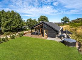 Amazing Home In Glesborg With Kitchen, Hotel in Glesborg