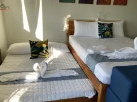 Affordable Group Stay with a Balcony, Free Parking, Pool and Gym - B2 7Opals