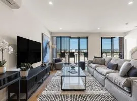 Castaway Villa - Luxe on the Marina Walk to Beach