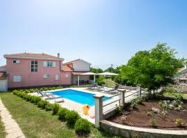 Pet Friendly Home In Studenci