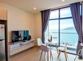 The Shore Sunset Seaview Suite 日落海景一房一厅一卫 침실 1개, 거실 1개, 일몰 바다 전망을 감상할 수 있는 욕실 1개