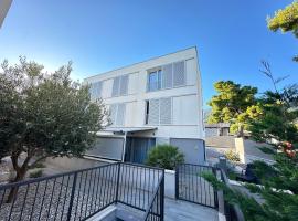 Apartments Dva Galeba、ボルのホテル