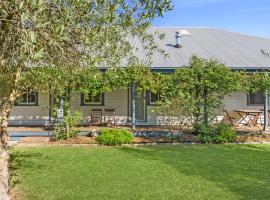 Charming Heritage Haven 'Ye Olde St Leonards Hotel' 3 Bedroom, Pet Friendly, Fire Place, Free Wifi & Netflix, Walk to Beach & Shops, hotel v destinaci Saint Leonards
