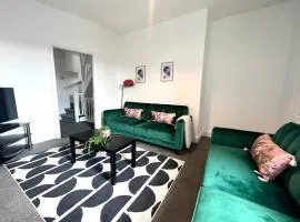 5 Bdrm House Less Than 10 Mins To Newcastle