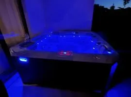 New luxury air-conditioned apartment, with jacuzzi, free parking and gardens