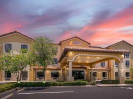 Comfort Inn & Suites Northeast - Gateway, ξενοδοχείο σε St Petersburg