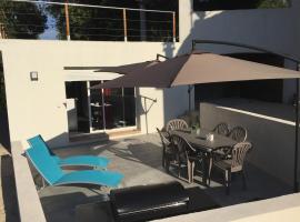 logement indépendant, calme, nature, piscine, hotell i Gardanne