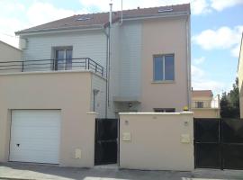 Grande Maison proche de centre de Paris, hotel in Maisons-Alfort